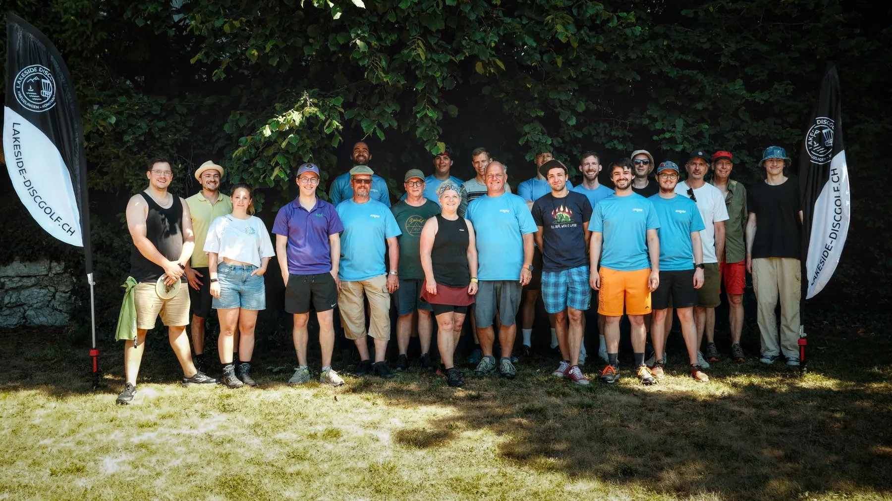 Vereinsmitglieder stehen unter dem Lakeside-Discgolf-Banner vor Schloss Seeburg