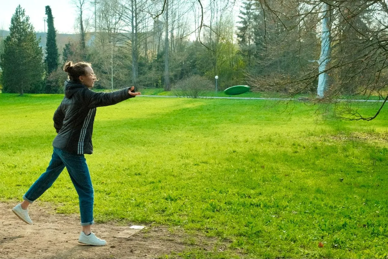 Spielerin im Wurf auf einer grünen Wiese